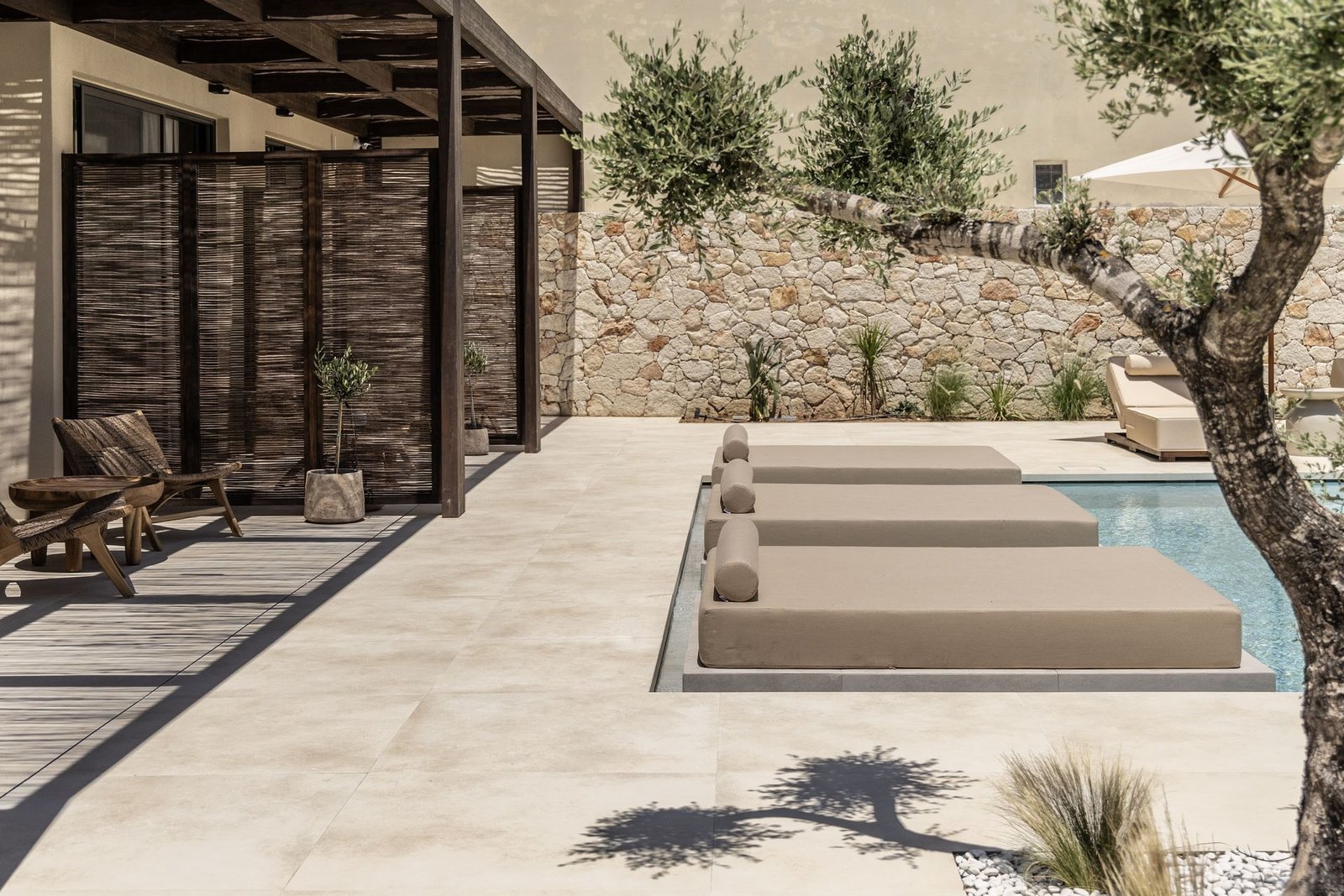 The courtyard and pool at Elea Luxury Suites