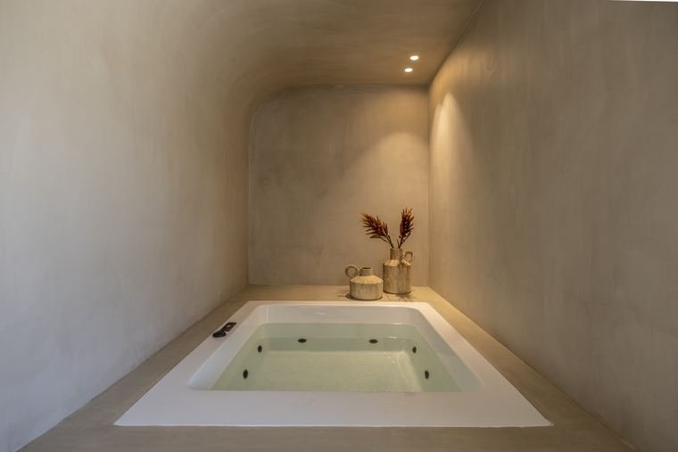 Jacuzzi beneath the plaster arch in Aurelia