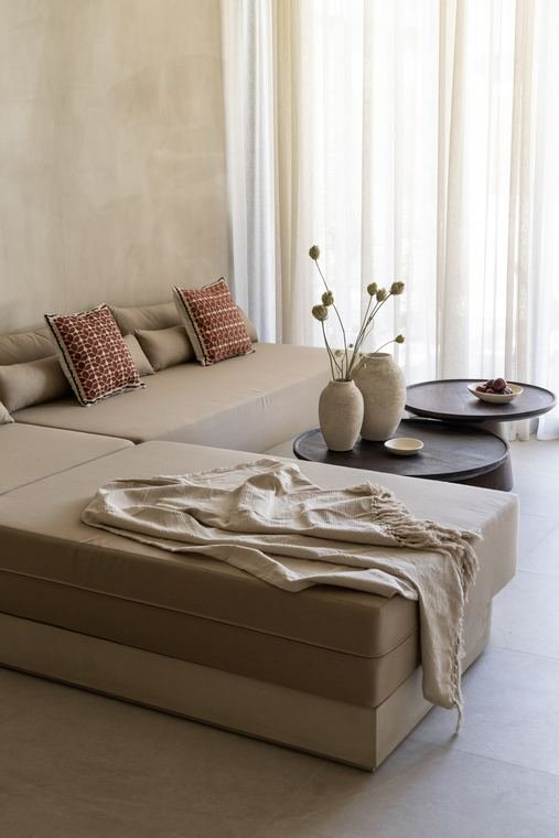 Aurelia sofa with soft throw