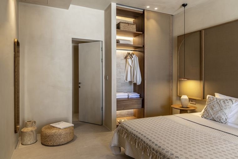 Elysia wardrobe and entry